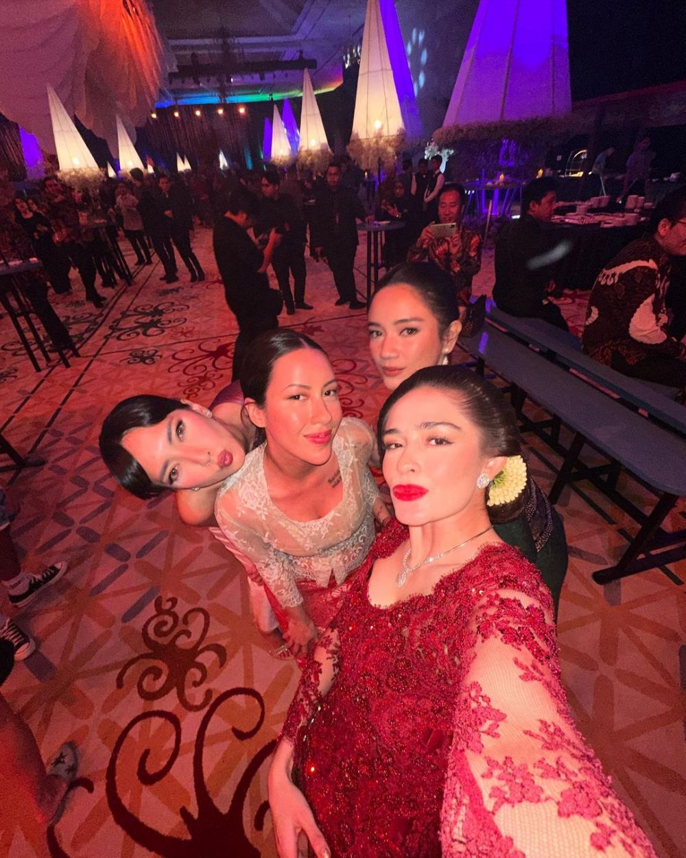 pesona Yasmine Wildblood saat kenakan kebaya © 2023 brilio.net