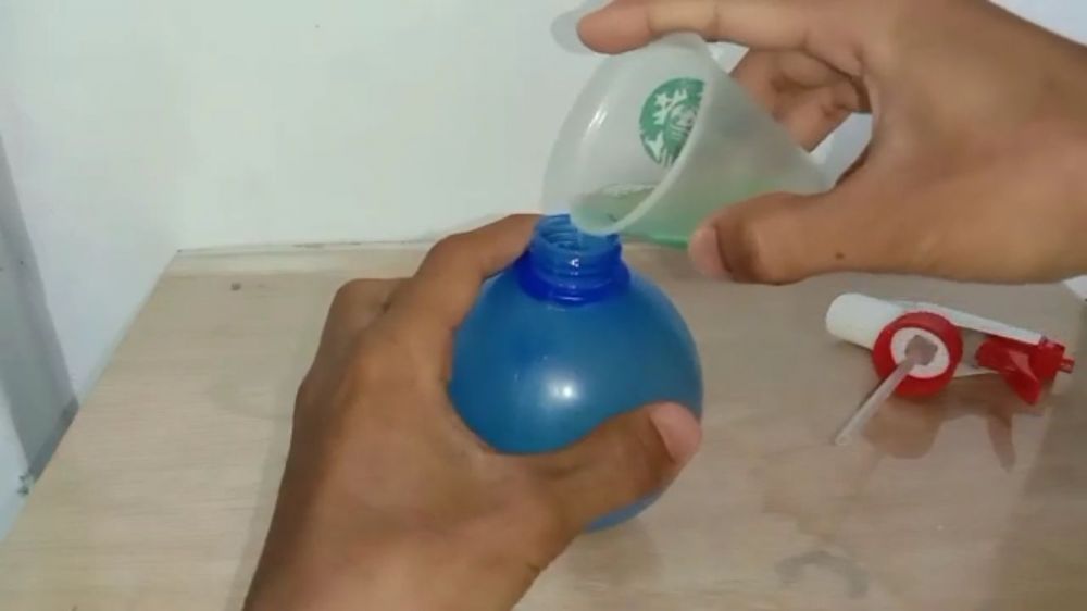 Tanpa air panas, ini trik mengepel lantai keramik agar mengilap dan antibakteri pakai 2 bahan dapur
