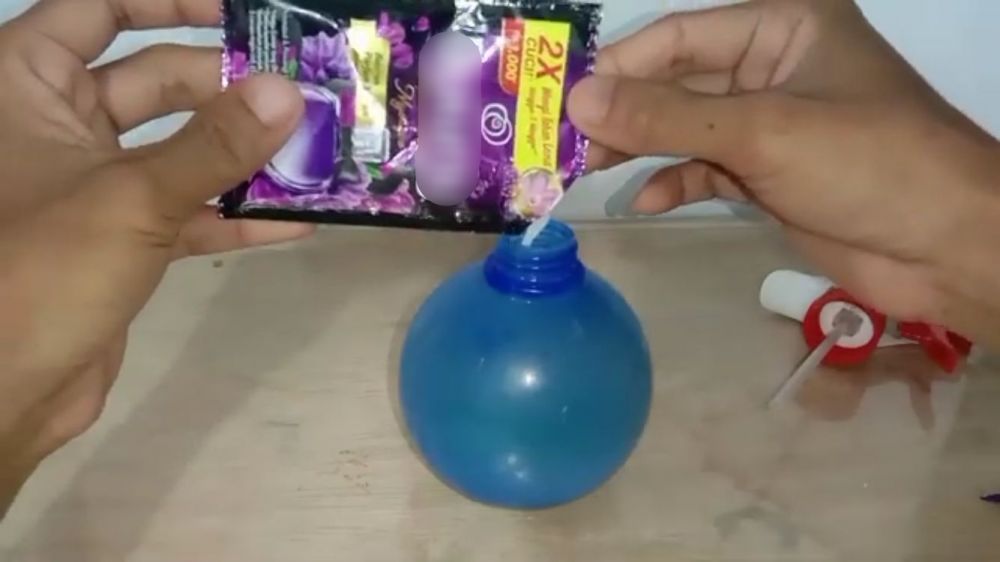 Tanpa air panas, ini trik mengepel lantai keramik agar mengilap dan antibakteri pakai 2 bahan dapur
