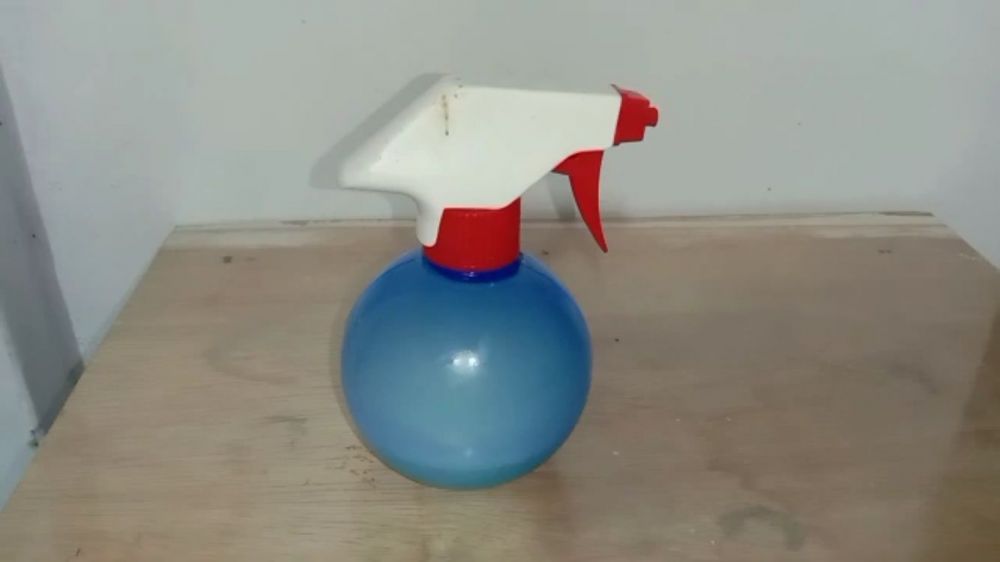 Tanpa air panas, ini trik mengepel lantai keramik agar mengilap dan antibakteri pakai 2 bahan dapur