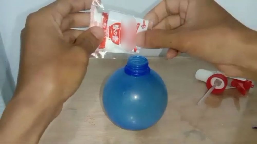 Tanpa air panas, ini trik mengepel lantai keramik agar mengilap dan antibakteri pakai 2 bahan dapur