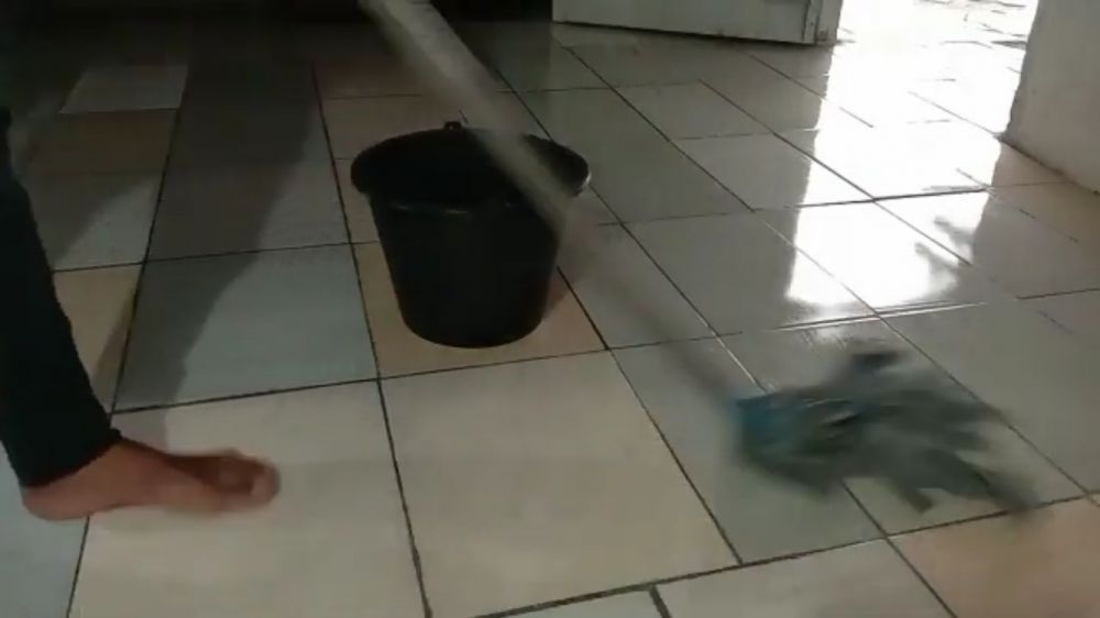 Tanpa air panas, ini trik mengepel lantai keramik agar mengilap dan antibakteri pakai 2 bahan dapur