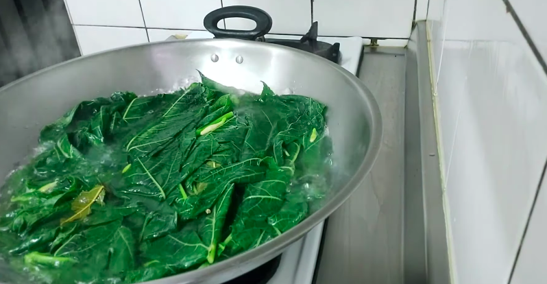 Tanpa asam jawa, ini trik bikin tumis daun pepaya antipahit dan warnanya cantik pakai 1 jenis daun