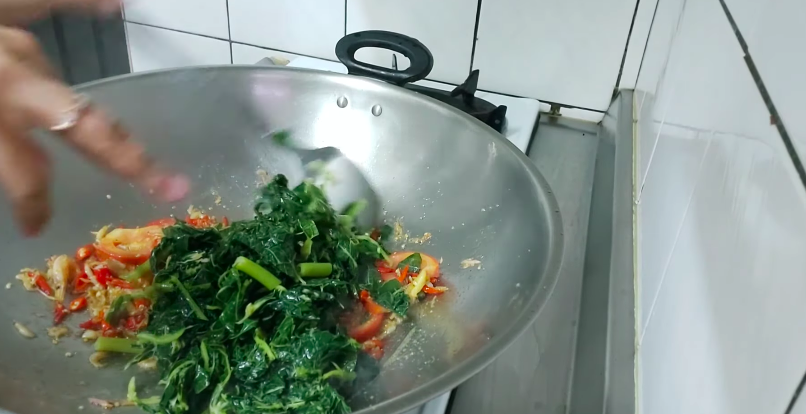 Tanpa asam jawa, ini trik bikin tumis daun pepaya antipahit dan warnanya cantik pakai 1 jenis daun