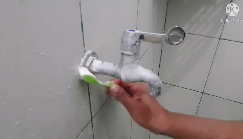 Tanpa sitrun, ini cara ampuh membersihkan noda dan kerak kamar mandi cuma tambah 1 bahan dapur