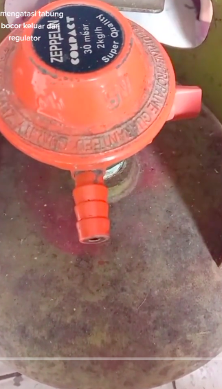 Nggak perlu ganti karet gas baru, ini trik praktis atasi tabung gas yang bocor pakai 1 alat sederhana