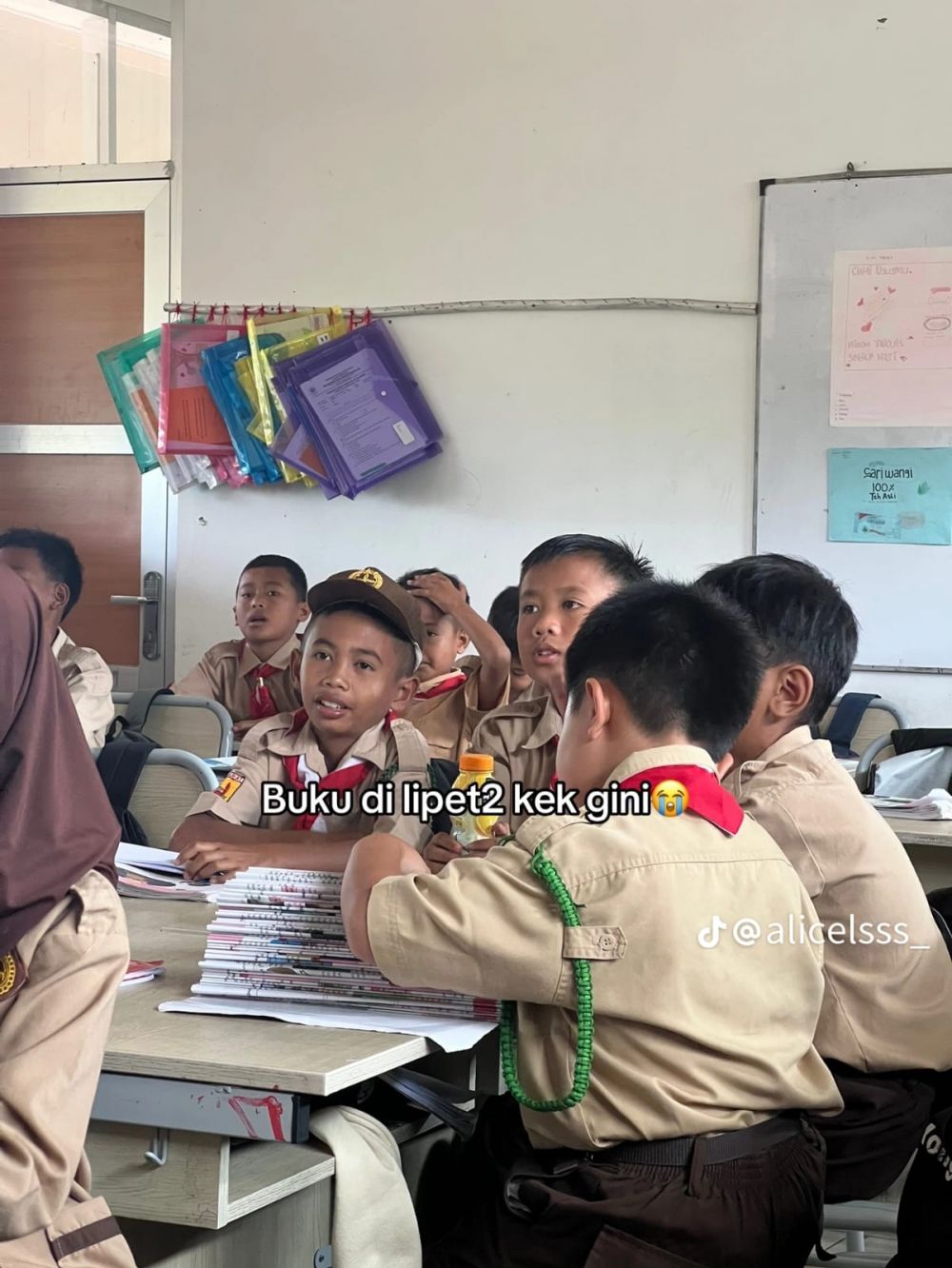 Guru bagikan potret random murid © TikTok Guru bagikan potret random murid © TikTok