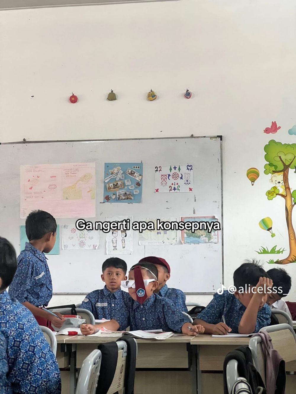 Guru bagikan potret random murid © TikTok Guru bagikan potret random murid © TikTok