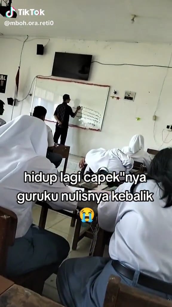Cara guru menulis di papan tulis bikin bingung © TikTok