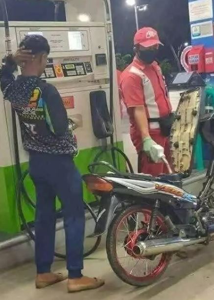 Potret kocak momen orang pakai sepatu Berbagai sumber