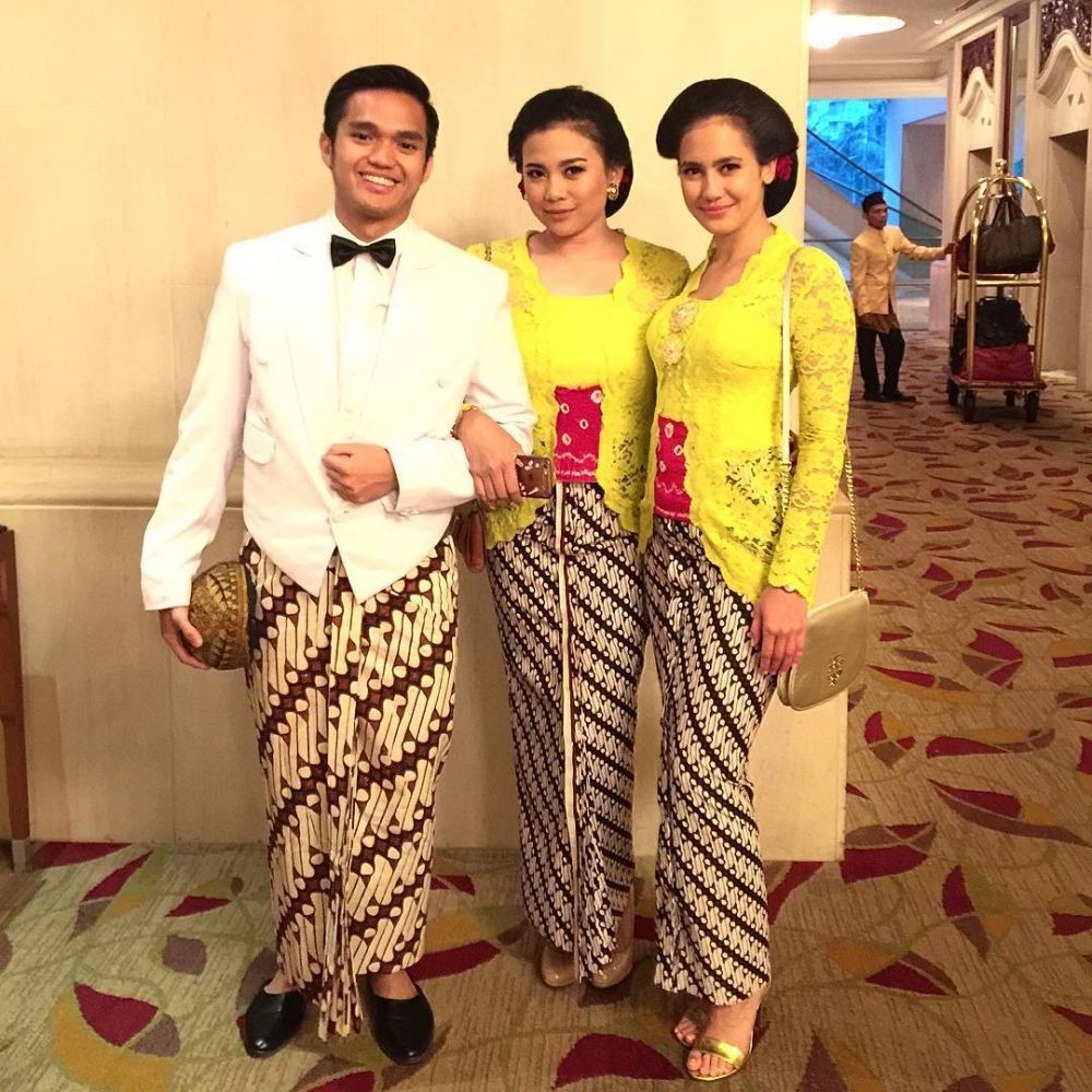 seleb blasteran pakai kebaya Jawa © Instagram seleb blasteran pakai kebaya Jawa © Instagram