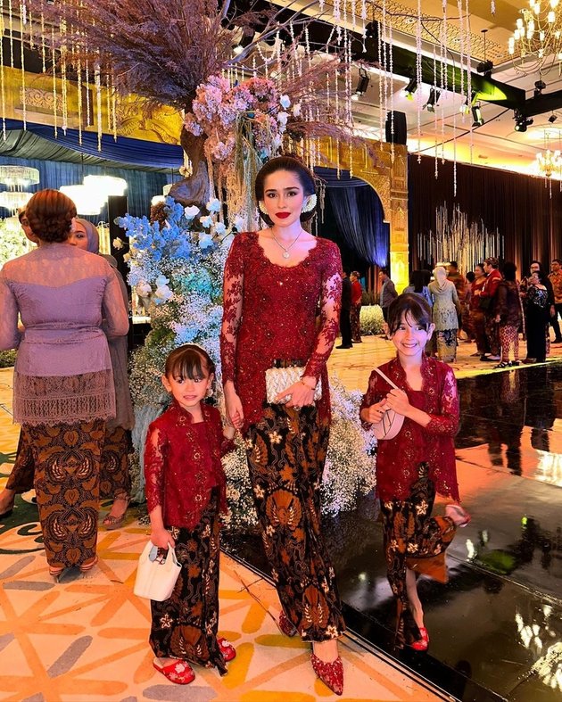 seleb blasteran pakai kebaya Jawa © Instagram seleb blasteran pakai kebaya Jawa © Instagram