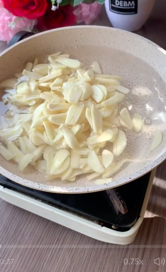 Bukan diremas pakai garam, ini cara bikin bawang putih goreng yang antipahit dan renyah tahan lama