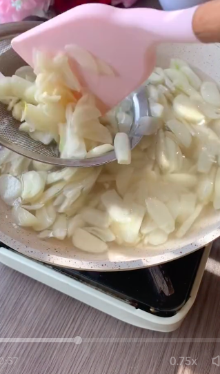 Bukan diremas pakai garam, ini cara bikin bawang putih goreng yang antipahit dan renyah tahan lama