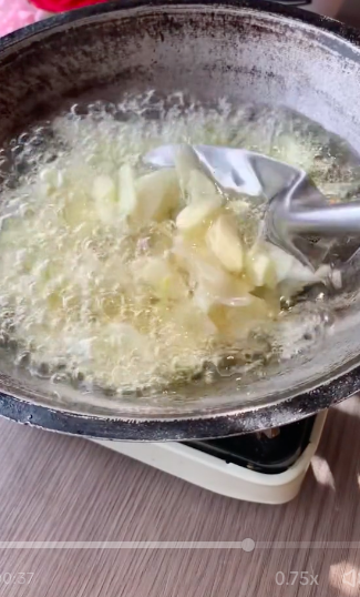 Bukan diremas pakai garam, ini cara bikin bawang putih goreng yang antipahit dan renyah tahan lama