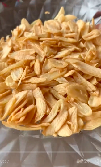 Bukan diremas pakai garam, ini cara bikin bawang putih goreng yang antipahit dan renyah tahan lama