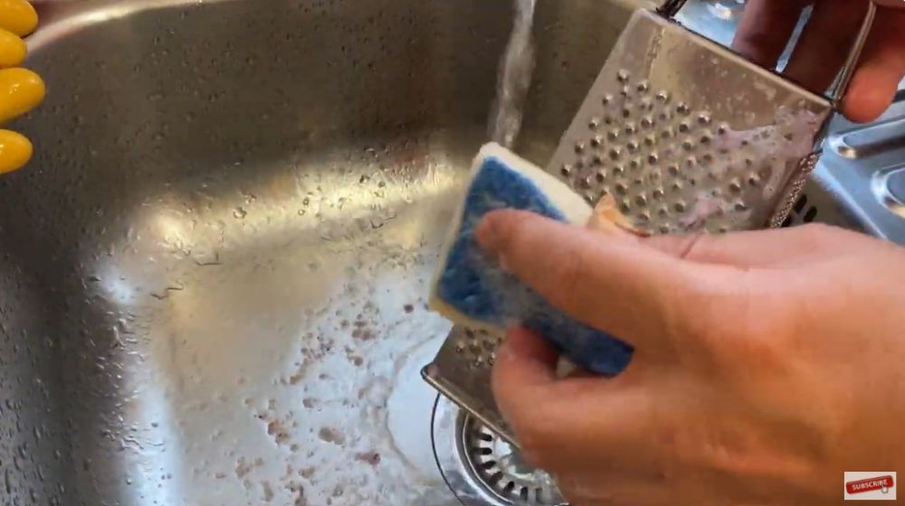 Lebih aman, ini trik bersihkan sisa makanan di parutan tanpa bikin tangan tergores maupun spons rusak