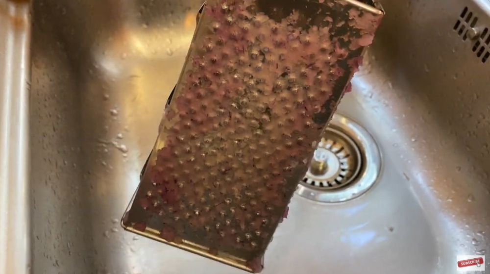 Lebih aman, ini trik bersihkan sisa makanan di parutan tanpa bikin tangan tergores maupun spons rusak