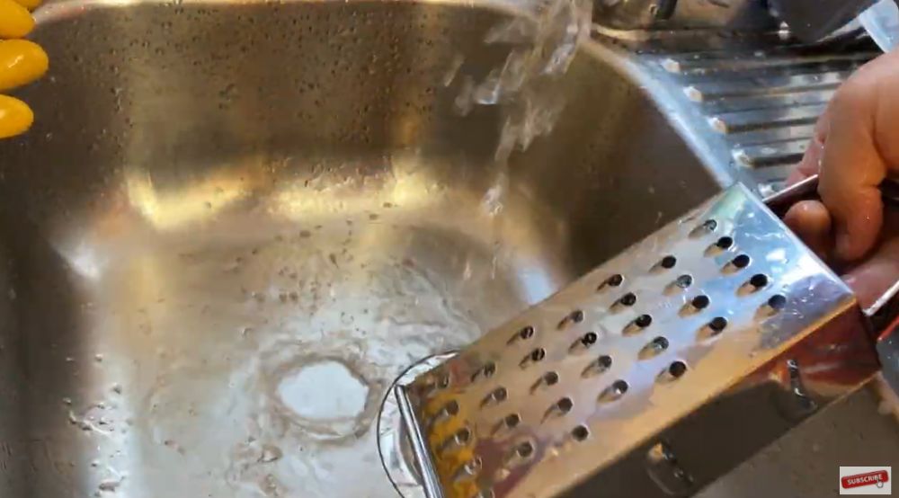 Lebih aman, ini trik bersihkan sisa makanan di parutan tanpa bikin tangan tergores maupun spons rusak