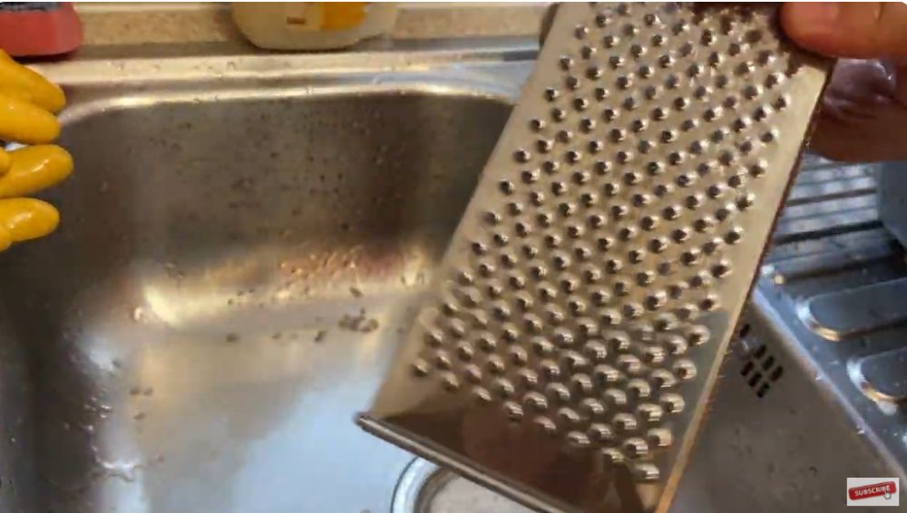 Lebih aman, ini trik bersihkan sisa makanan di parutan tanpa bikin tangan tergores maupun spons rusak