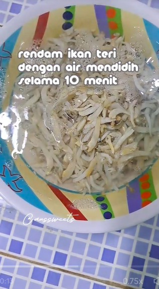 Tanpa air cucian beras, ini trik ampuh mengurangi rasa asin berlebih di ikan teri cuma pakai 1 bahan