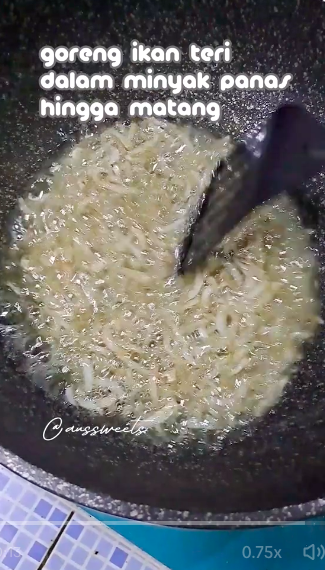 Tanpa air cucian beras, ini trik ampuh mengurangi rasa asin berlebih di ikan teri cuma pakai 1 bahan