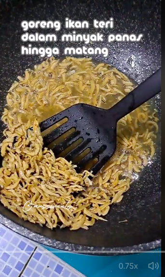 Tanpa air cucian beras, ini trik ampuh mengurangi rasa asin berlebih di ikan teri cuma pakai 1 bahan