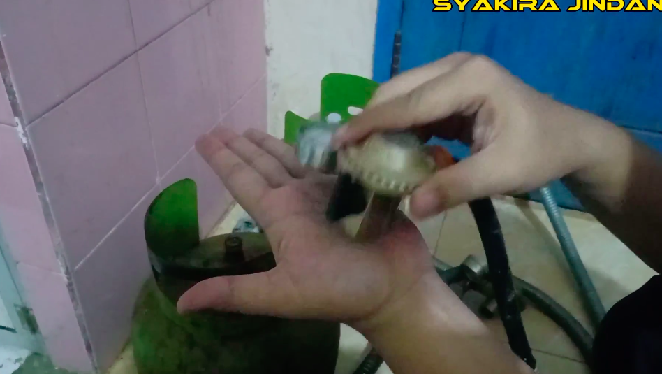 Cuma perlu waktu 2 menit, begini cara mengatasi gas yang tidak mengalir ke kompor pakai 1 alat
