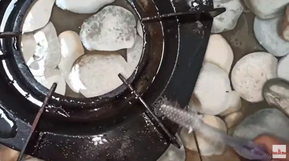 Cukup 10 menit, ini cara cepat bersihkan tungku kompor yang berkerak tanpa direndam sitrun