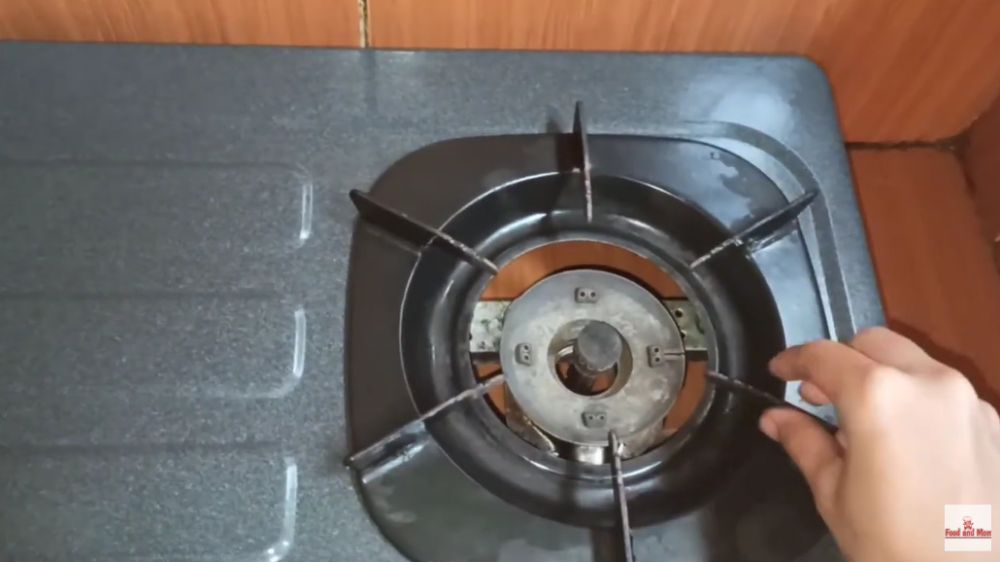 Cukup 10 menit, ini cara cepat bersihkan tungku kompor yang berkerak tanpa direndam sitrun