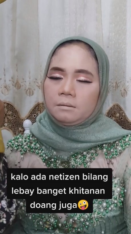 makeup ibu hajat khitanan mirip pengantin © 2023 brilio.net makeup ibu hajat khitanan mirip pengantin © 2023 brilio.net