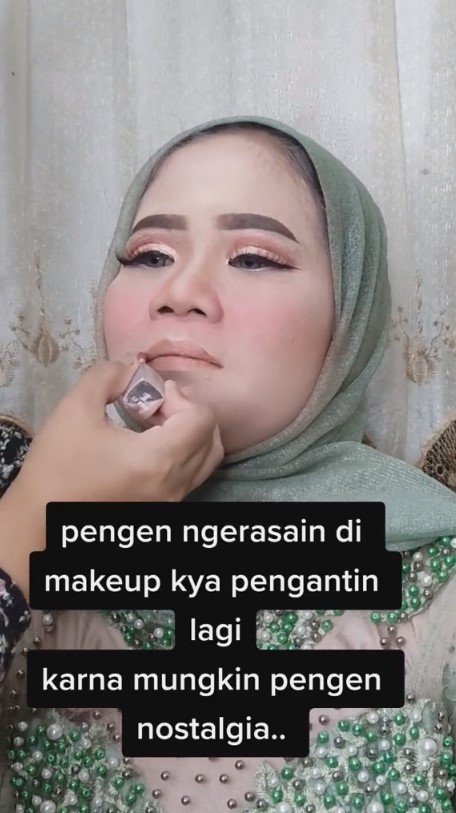 makeup ibu hajat khitanan mirip pengantin © 2023 brilio.net makeup ibu hajat khitanan mirip pengantin © 2023 brilio.net