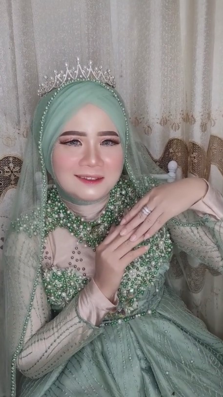 makeup ibu hajat khitanan mirip pengantin © 2023 brilio.net makeup ibu hajat khitanan mirip pengantin © 2023 brilio.net