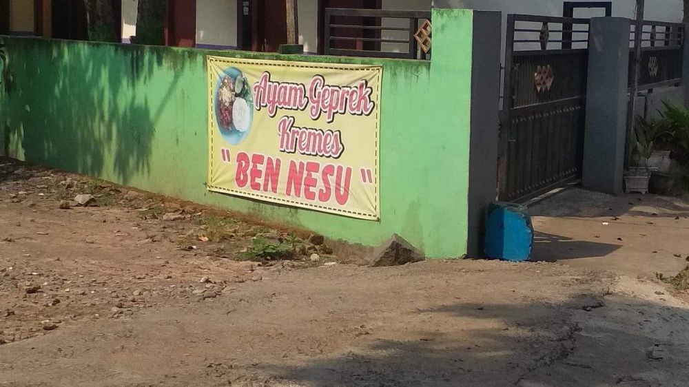 Potret lucu spanduk pakai kata-kata ambigu Berbagai sumber