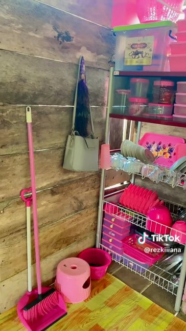 dapur kayu pink © TikTok