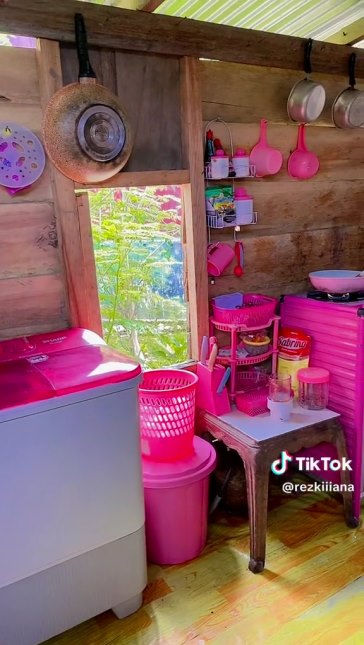 dapur kayu pink © TikTok dapur kayu pink © TikTok