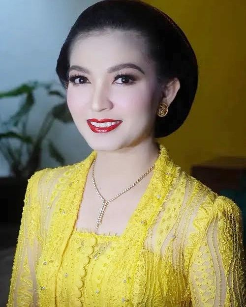 gaya Selvi Ananda dengan busana glamor © 2023 brilio.net