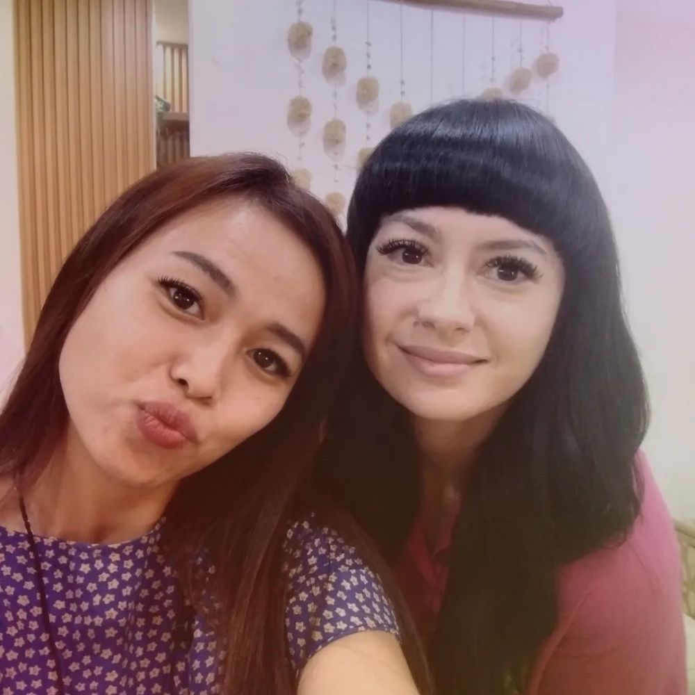 dinda istri derby romero manglingi pakai makeup tipis © berbagai sumber