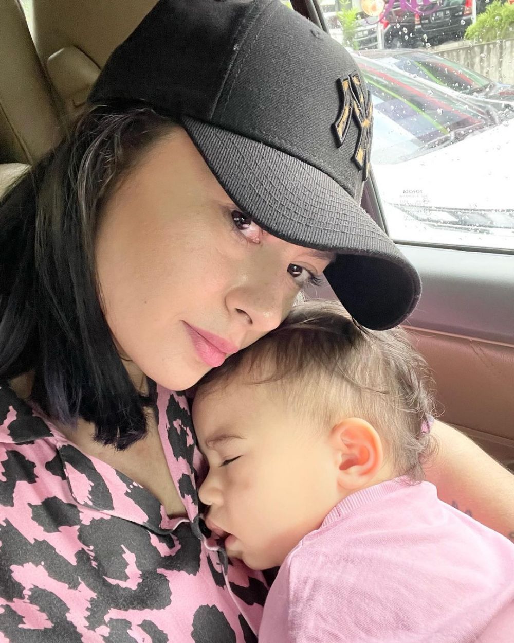 dinda istri derby romero manglingi pakai makeup tipis © berbagai sumber