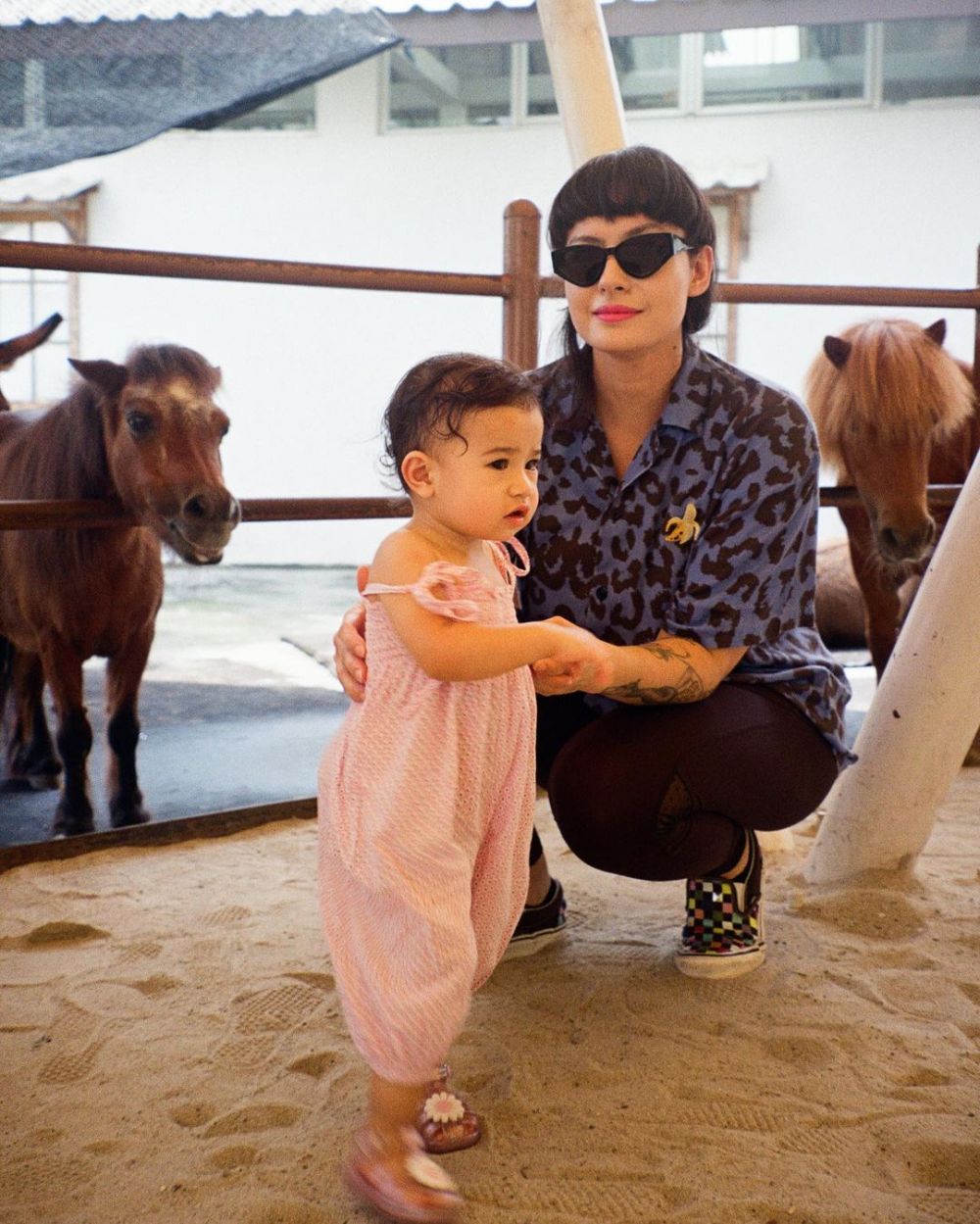 dinda istri derby romero manglingi pakai makeup tipis © berbagai sumber