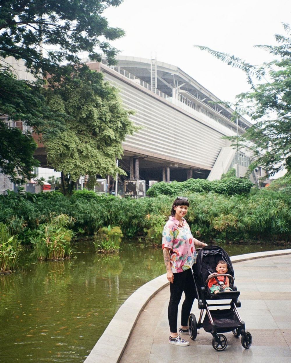 dinda istri derby romero manglingi pakai makeup tipis © berbagai sumber