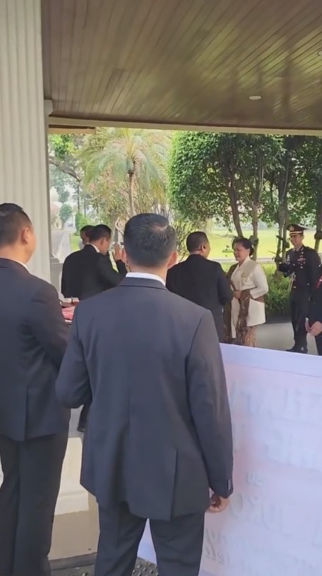 iriana jokowi dapat kejutan ultah Paspampres © 2023 brilio.net iriana jokowi dapat kejutan ultah Paspampres © 2023 brilio.net