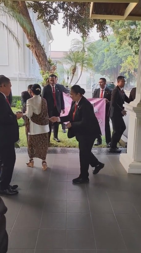 iriana jokowi dapat kejutan ultah Paspampres © 2023 brilio.net iriana jokowi dapat kejutan ultah Paspampres © 2023 brilio.net