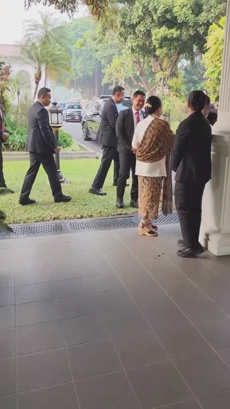 iriana jokowi dapat kejutan ultah Paspampres © 2023 brilio.net iriana jokowi dapat kejutan ultah Paspampres © 2023 brilio.net