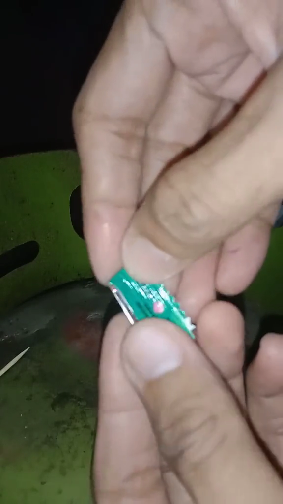 Bukan ditambal plastik, ini trik mudah mengatasi tabung gas yang mendesis cuma pakai 1 sampah dapur