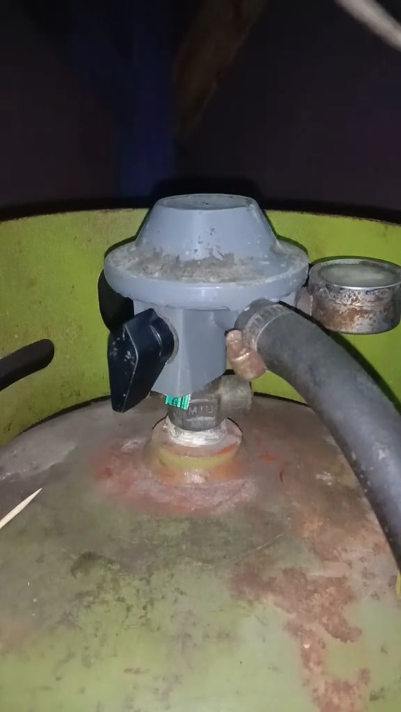 Bukan ditambal plastik, ini trik mudah mengatasi tabung gas yang mendesis cuma pakai 1 sampah dapur