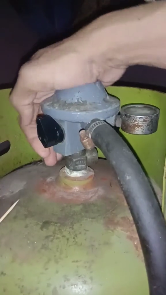 Bukan ditambal plastik, ini trik mudah mengatasi tabung gas yang mendesis cuma pakai 1 sampah dapur