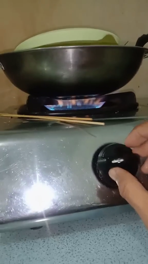 Bukan ditambal plastik, ini trik mudah mengatasi tabung gas yang mendesis cuma pakai 1 sampah dapur