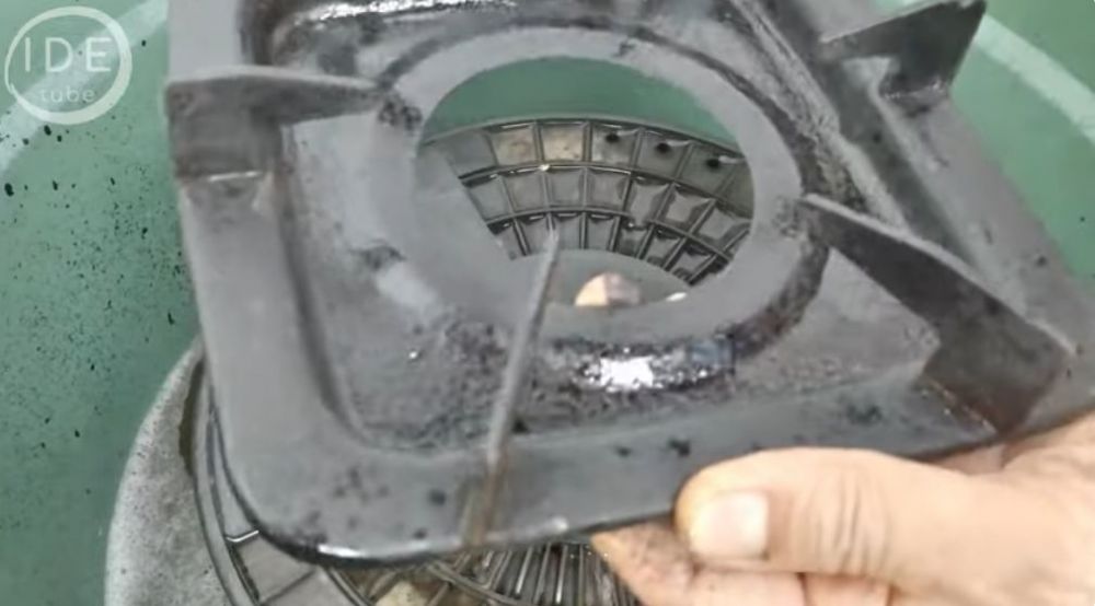 Ampuh pakai 3 bahan dapur, begini cara basmi karat dan kerak di tungku kompor gas