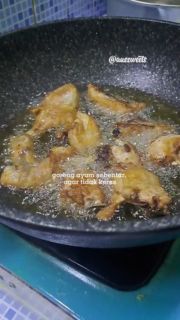 Trik mudah bikin ayam kecap yang antialot dan bumbunya meresap sempurna, cuma tambah 1 bahan dapur